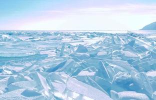 surface de glace fissurée à partir d'eau gelée dans le lac baïkal en hiver. photo