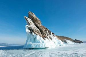 beaux petits glaçons sur l'île d'ogoy, création de la nature en hiver en sibérie, en russie. photo