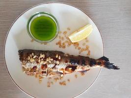 un plat de steak de poisson omul. la nourriture locale de la région du lac baïkal en sibérie, pays russe. photo