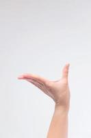 une main posant comme soulever quelque chose de pas lourd pour être plus haut pour la présentation. photo