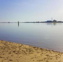 centrale nucléaire atomique mer des wadden marée paysage côtier allemagne. photo