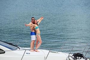 jeune couple sur yacht photo