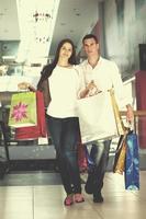 heureux jeune couple faisant du shopping photo