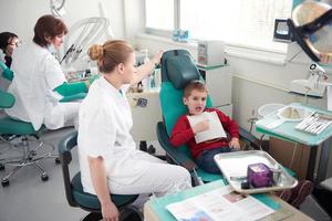 jeune garçon dans un cabinet dentaire photo