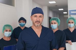 médecin orthopédiste travaillant avec son équipe multiethnique photo