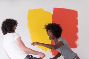 couple multiethnique peinture mur intérieur