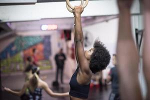 femme noire faisant de l'exercice de trempage photo