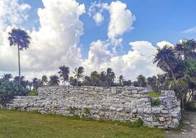 ruines antiques de tulum site maya temple pyramides artefacts paysage marin mexique. photo