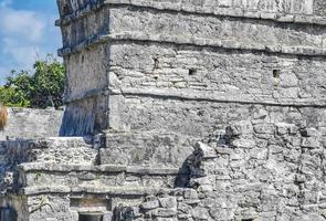 ruines antiques de tulum site maya temple pyramides artefacts paysage marin mexique. photo