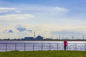 centrale nucléaire atomique mer des wadden marée paysage côtier allemagne. photo