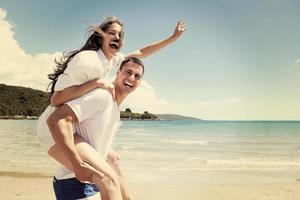 un couple heureux s'amuse sur la plage photo