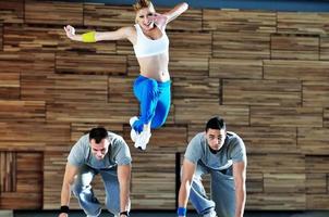 groupe de jeunes adultes dans un club de fitness photo