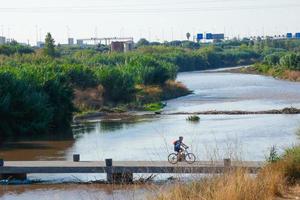 pont anti-inondation pour traverser la rivière pour les sportifs et les sportives, à vélo, à pied et à pied. photo