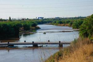 pont anti-inondation pour sportifs traversant la rivière llobregat très proche de la ville de barcelone. photo