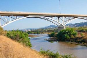 pont qui traverse la rivière llobregat près de la ville de barcelone. photo