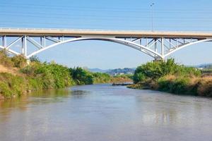 rivière llobregat et le pont qui traverse la rivière à sant feliu de llobregat photo