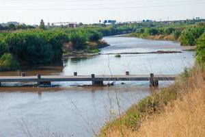 pont anti-inondation pour sportifs traversant la rivière llobregat très proche de la ville de barcelone. photo