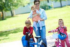 heureuse jeune famille dans le parc photo