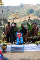 dieng, indonésie - 1er août 2015. festival de la culture dieng, les touristes suivent la procession des dreadlocks lors de l'événement du festival de la culture dieng à dieng, district de banjarnegara, java central photo