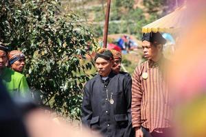 dieng, indonésie - 1er août 2015. festival de la culture dieng, les touristes suivent la procession des dreadlocks lors de l'événement du festival de la culture dieng à dieng, district de banjarnegara, java central photo