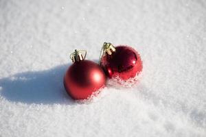 boule de noel dans la neige photo