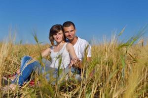 couple heureux dans le champ de blé photo