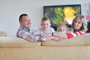 heureuse jeune famille à la maison photo