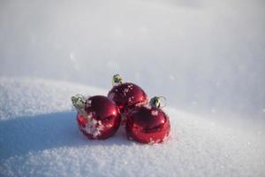 boule de noel dans la neige photo