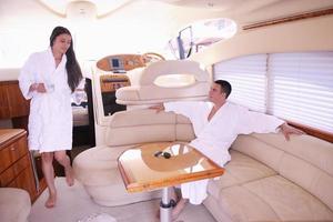 jeune couple sur yacht photo