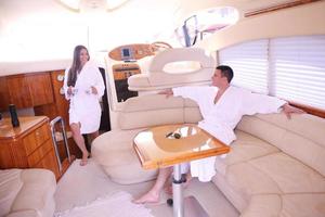 jeune couple sur yacht photo