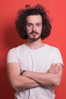 jeune homme avec des cheveux drôles sur un fond de couleur photo