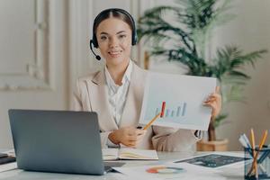 femme d'affaires dans le casque avec document financier ou plan d'affaires photo