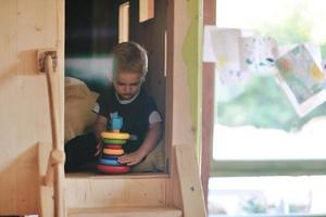 mignon petit enfant jouer et s'amuser photo