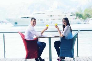 couple ayant lâché dans un beau restaurant photo