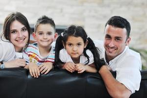 jeune famille à la maison photo