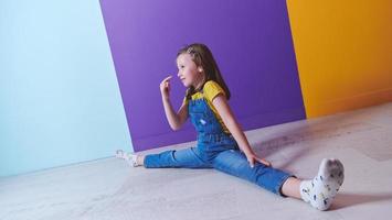 jolie petite fille qui danse à la maison photo