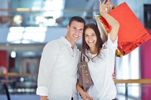 heureux jeune couple faisant du shopping photo