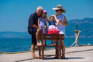 portrait de grands-parents et petites-filles au bord de la mer photo