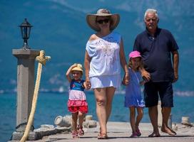 grands-parents et petites-filles marchant au bord de la mer photo