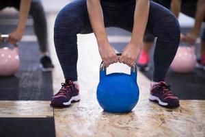 athlètes faisant des exercices avec des kettlebells photo