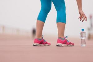 gros plan sur des chaussures de course et une bouteille d'eau photo