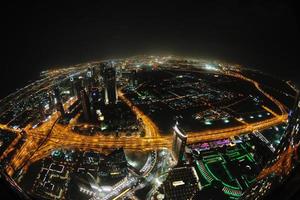 panorama du centre-ville de dubaï la nuit photo