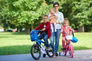 heureuse jeune famille dans le parc photo