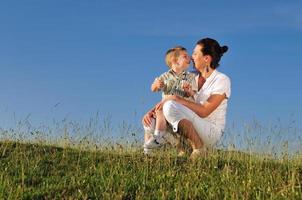 femme enfant en plein air photo