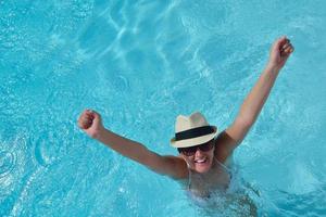 femme heureuse dans la piscine photo