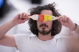 homme avec des cheveux drôles sur un fond de couleur avec une brosse photo