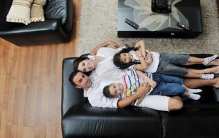 jeune famille à la maison photo