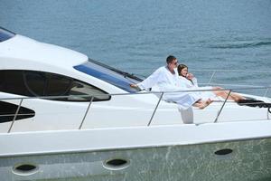 jeune couple sur yacht photo