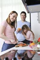 heureuse jeune famille dans la cuisine photo