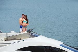 jeune couple sur yacht photo